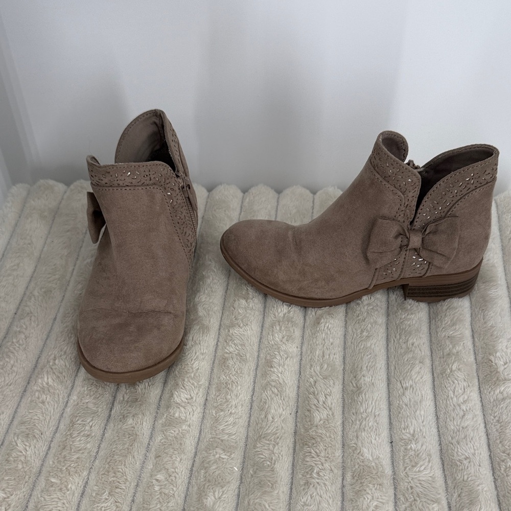SO Taupe Suede Bow Ankle Boots - girls size 13 - Picture 2 of 11
